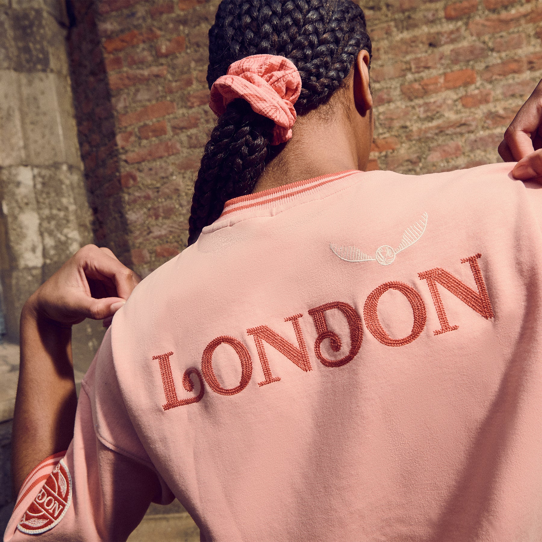 高級クィディッチ用具店 ロンドン Tシャツ | ハリー・ポッター